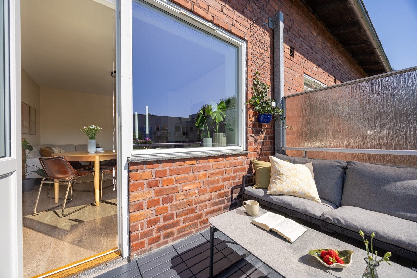 Balkongen blir som en forlengelse av stuen på sommerhalvåret. Galleribilde