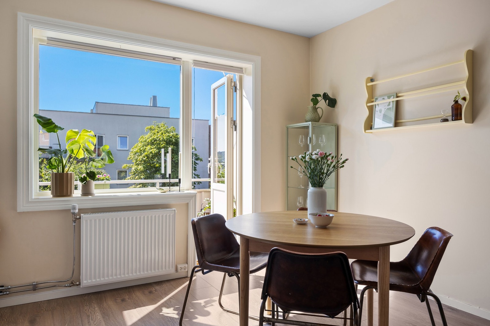 God plass til spisebord i den åpne kjøkken/ stue løsningen. Galleribilde