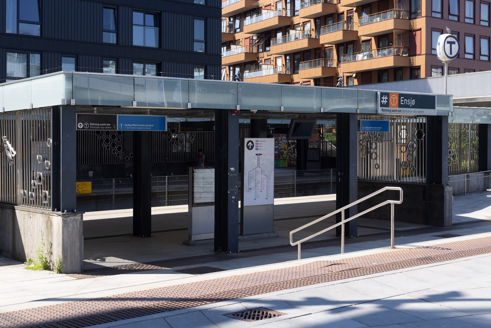 T-banestasjonen er kun en kort spasertur fra boligen. Galleribilde