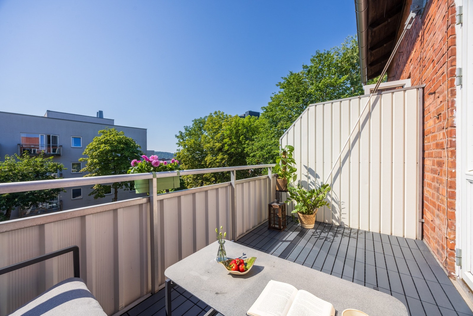 Balkongen er på 6,4 m² og vender mot syd, som gir svært gode solforhold. Galleribilde