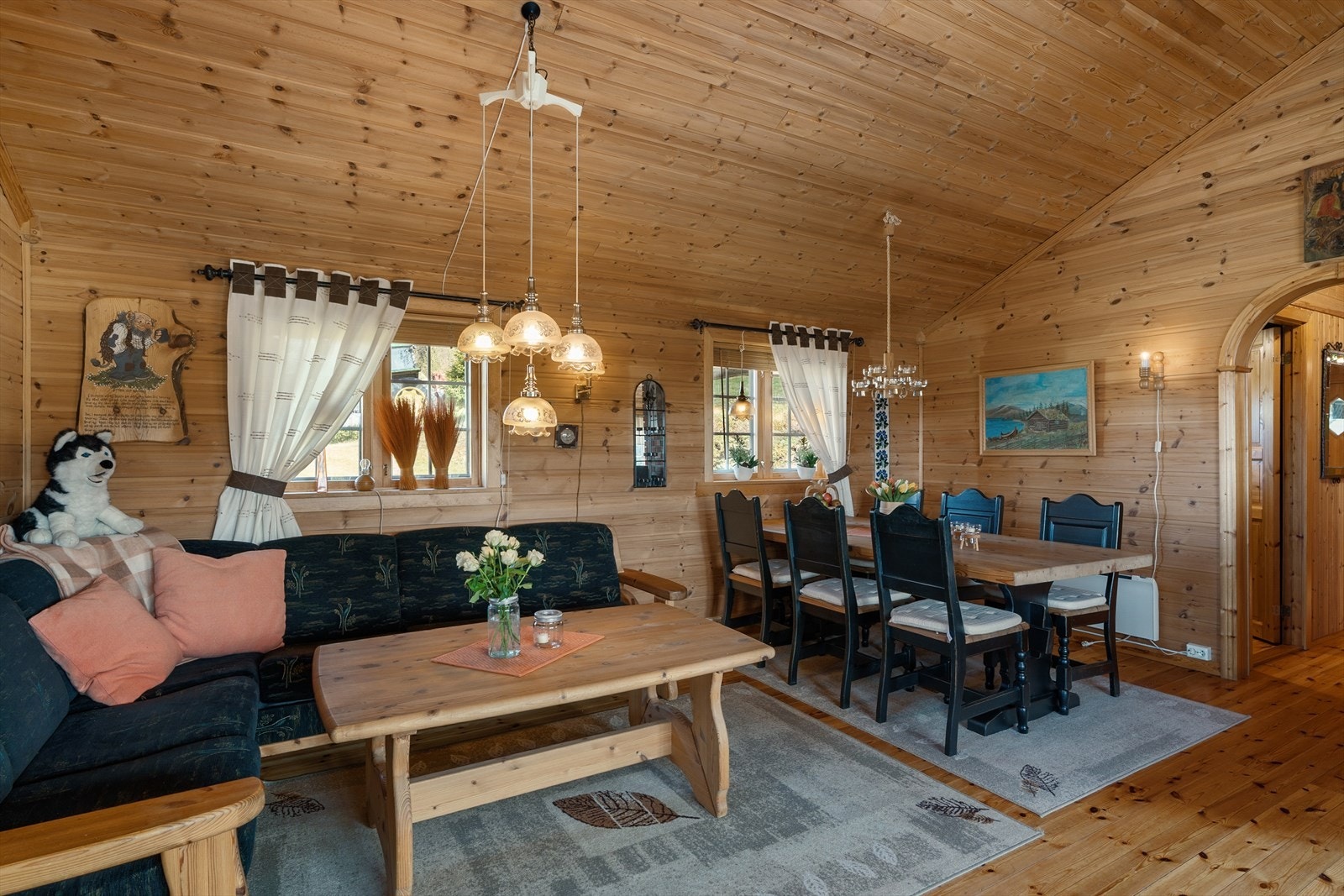 Rommet har stor takhøyde, noe som gir en luftig og åpen romfølelse Galleribilde