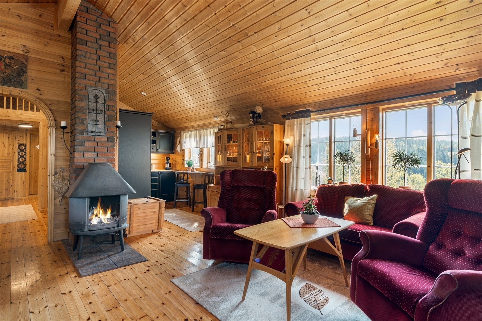 Hytta har både varmepumpe og vedfyring, for effektiv og behagelig oppvarming året rundt Galleribilde