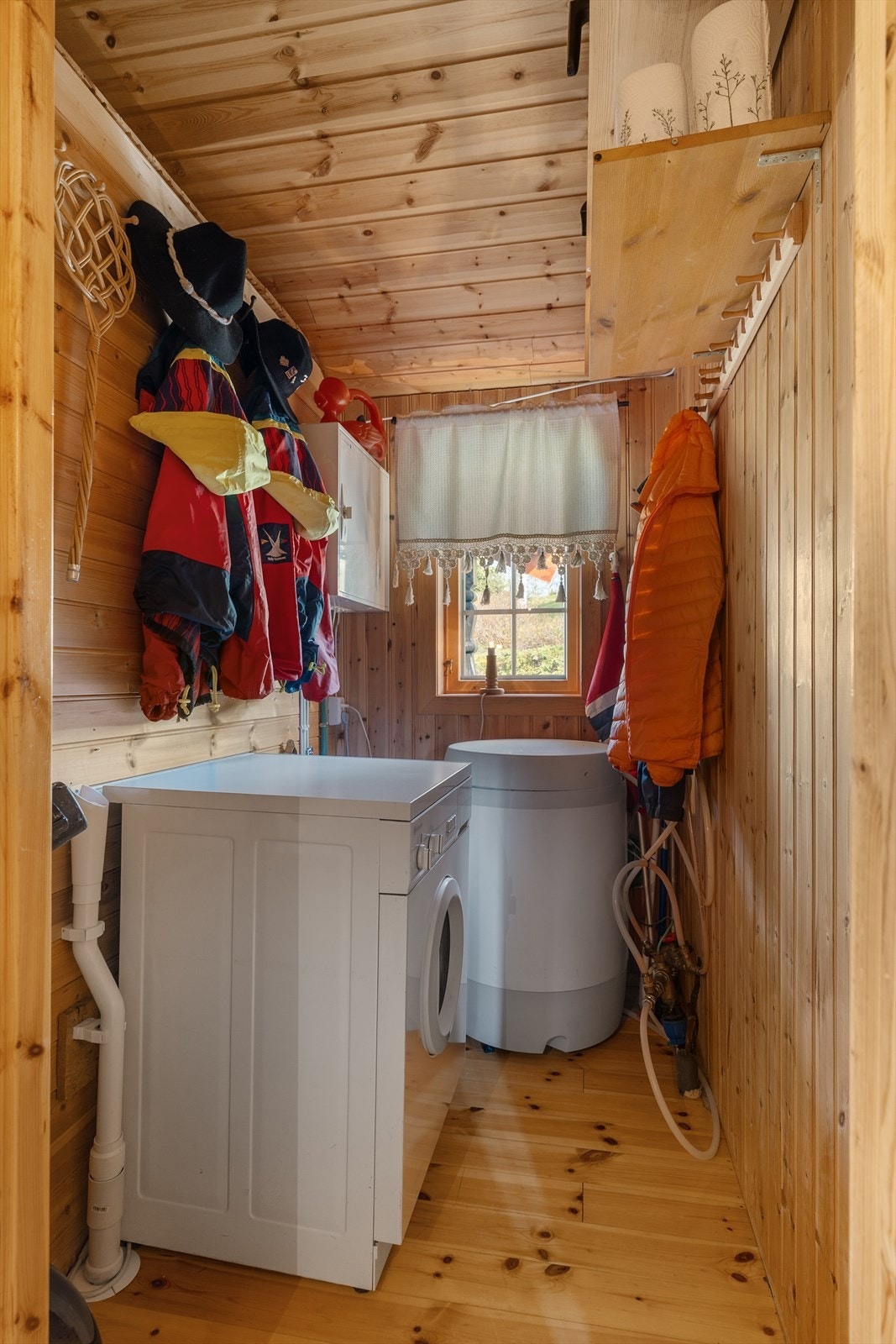 Bod, innredet med vaskemaskin Galleribilde