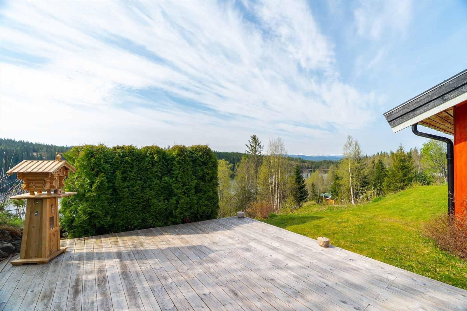 Terrasse ideell for avslapning, grilling og hyggelige sammenkomster utendørs Galleribilde