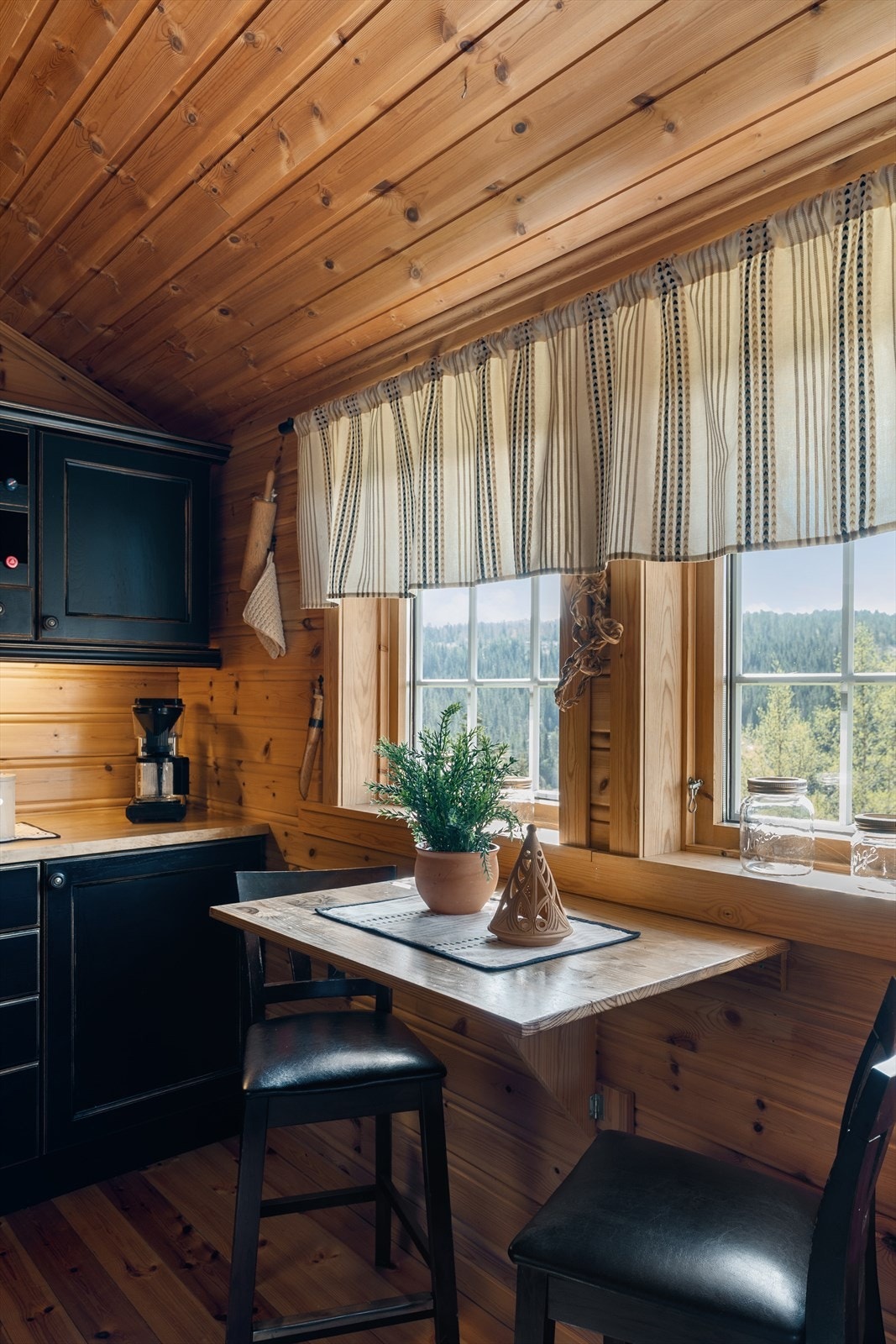 Trivelig kjøkken med spiseplass Galleribilde