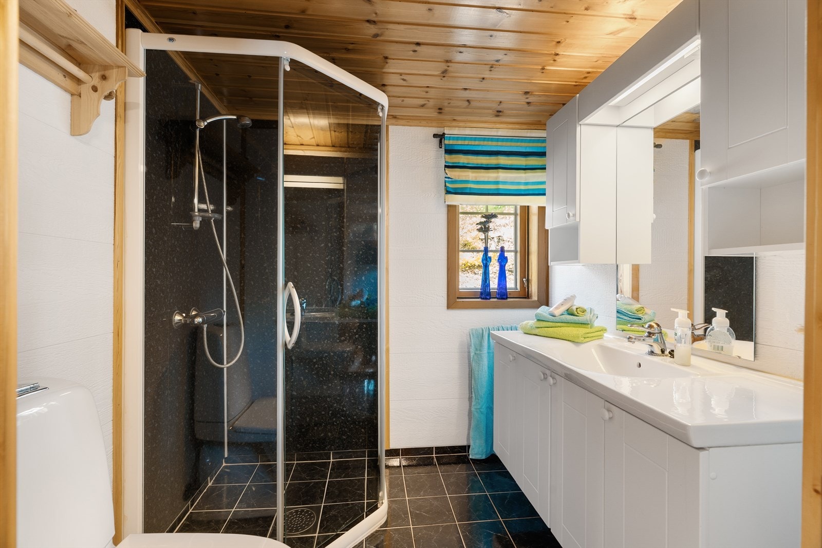 Baderom med innredning, dusj og toalett, funksjonelt og stilren Galleribilde