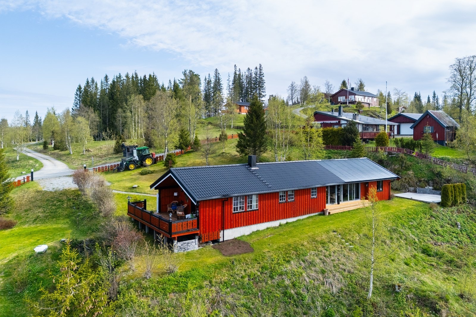 Hytta har en fin opparbeidet tomt med gode parkeringsmuligheter Galleribilde