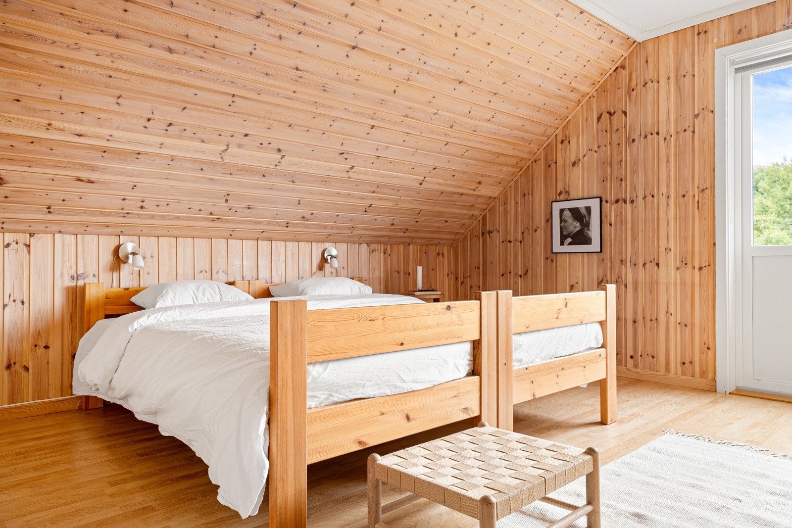 Hovedsoverommet måler hele 14 kvm og har lainatgulv med lyse veggflater. Galleribilde