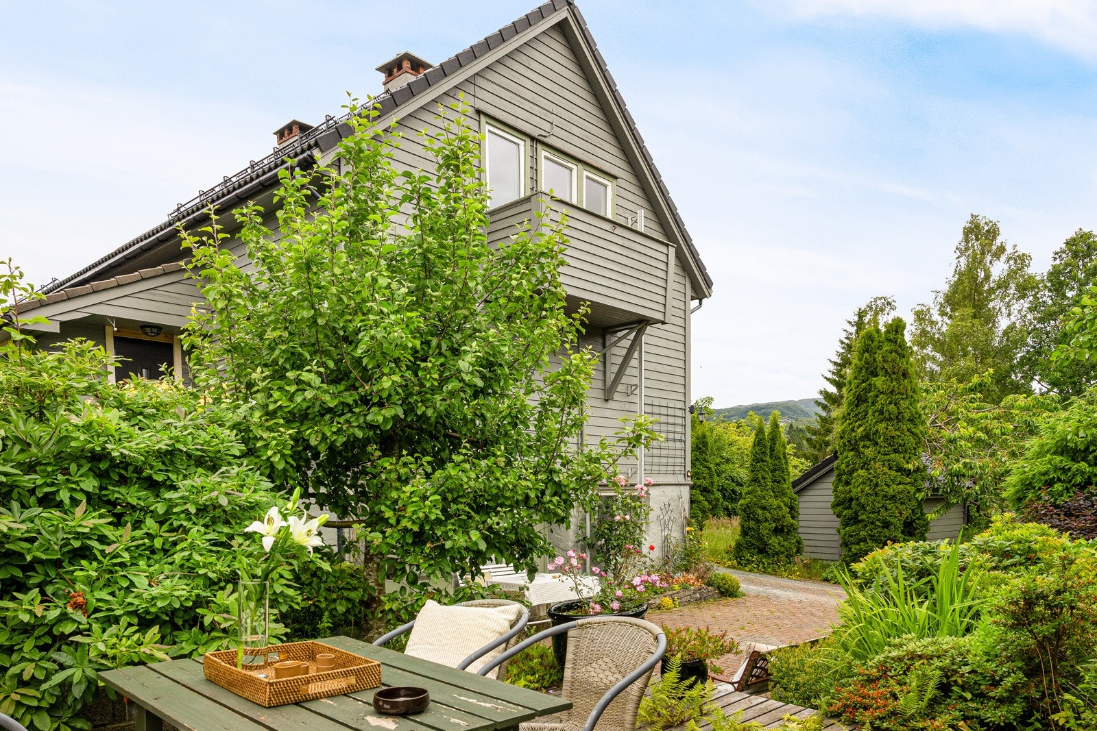 Her får du med et praktisk uteområde med hage, som er perfekt til sommeren! Galleribilde