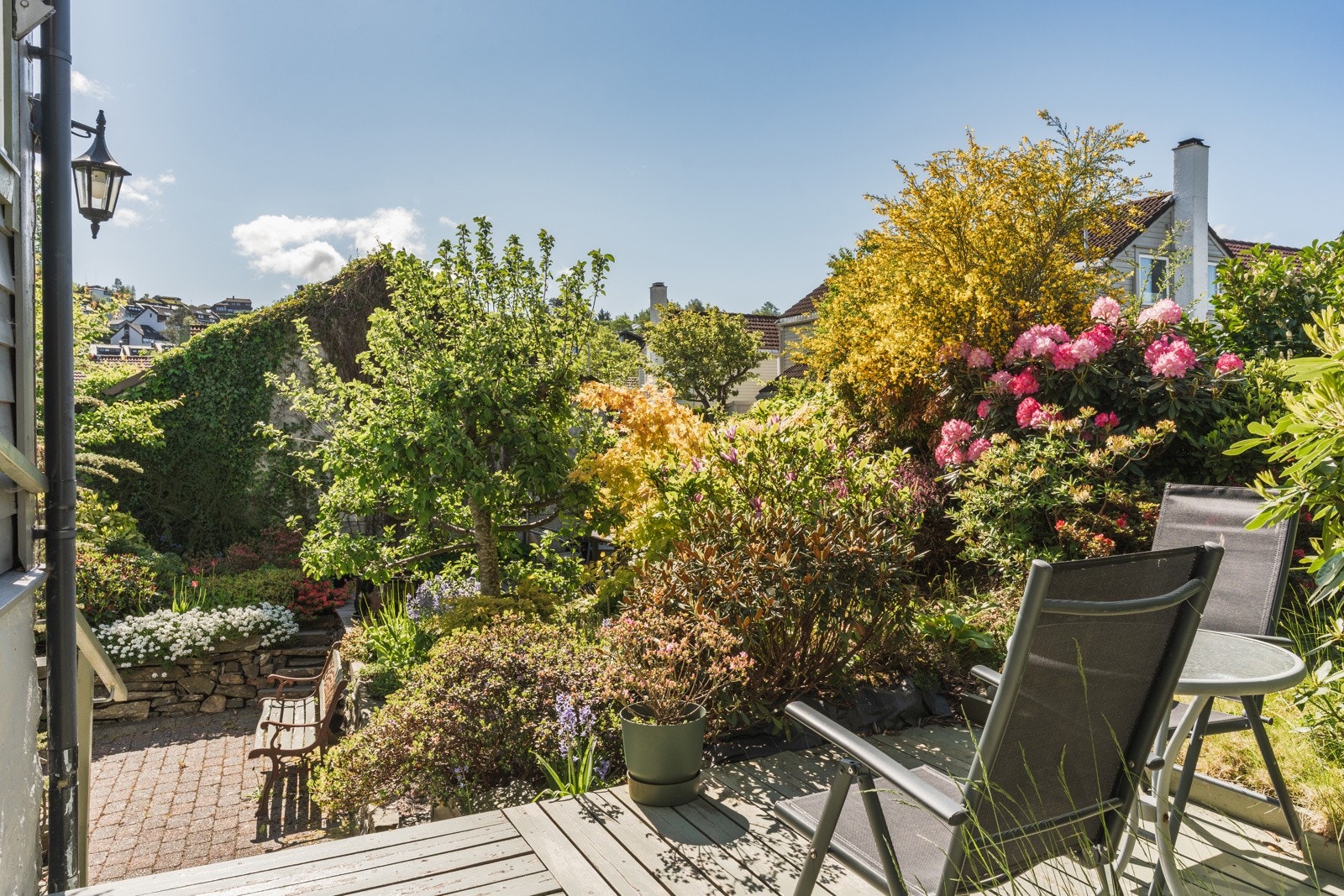 Selger opplyser om at man kan nyte solen her, hele dagen. Galleribilde