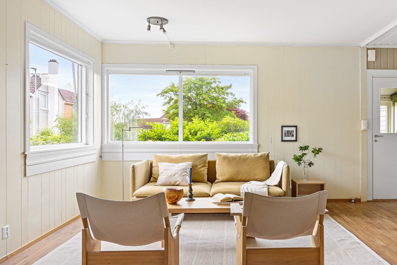 Det er store vindusflater som slipper inn rikelig med dagslys. Galleribilde