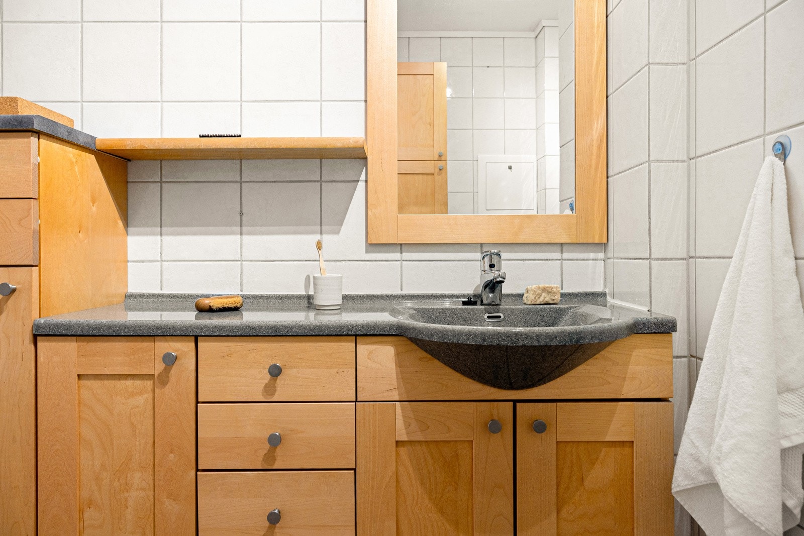 Rommet er innredet med badekar, toalett og servant med baderomsinnredning. Galleribilde