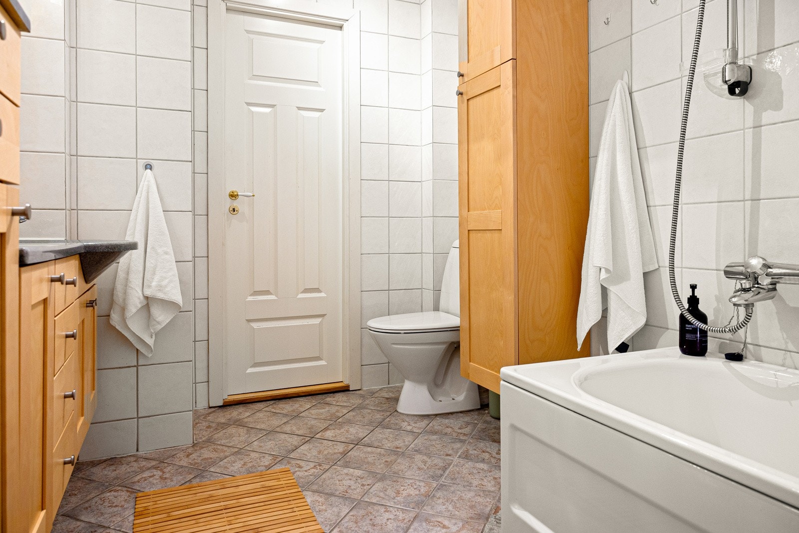 Badet er helfliset med varmekabler i gulv og måler 5,4 kvm. Galleribilde