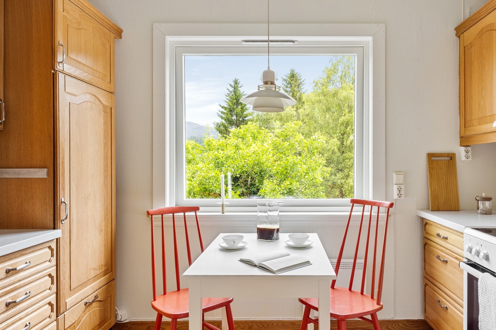 Integrerte hvitevarer som kjøleskap og oppvaskmaskin følger med, samt plass og opplegg for komfyr og ventilator. Galleribilde