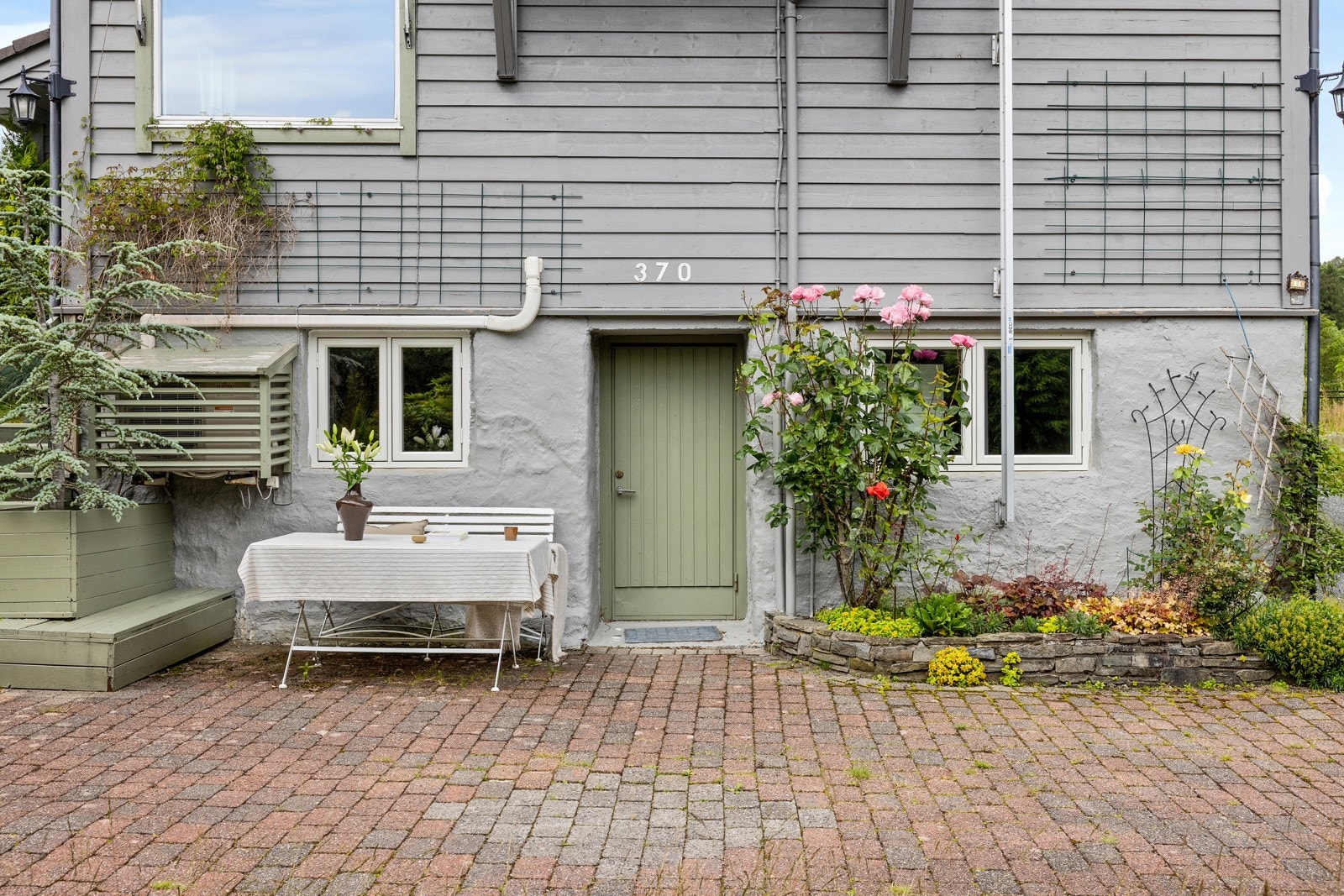 Tilkomst via egen ytterdør og innvendig trapp til underetasjen. Galleribilde