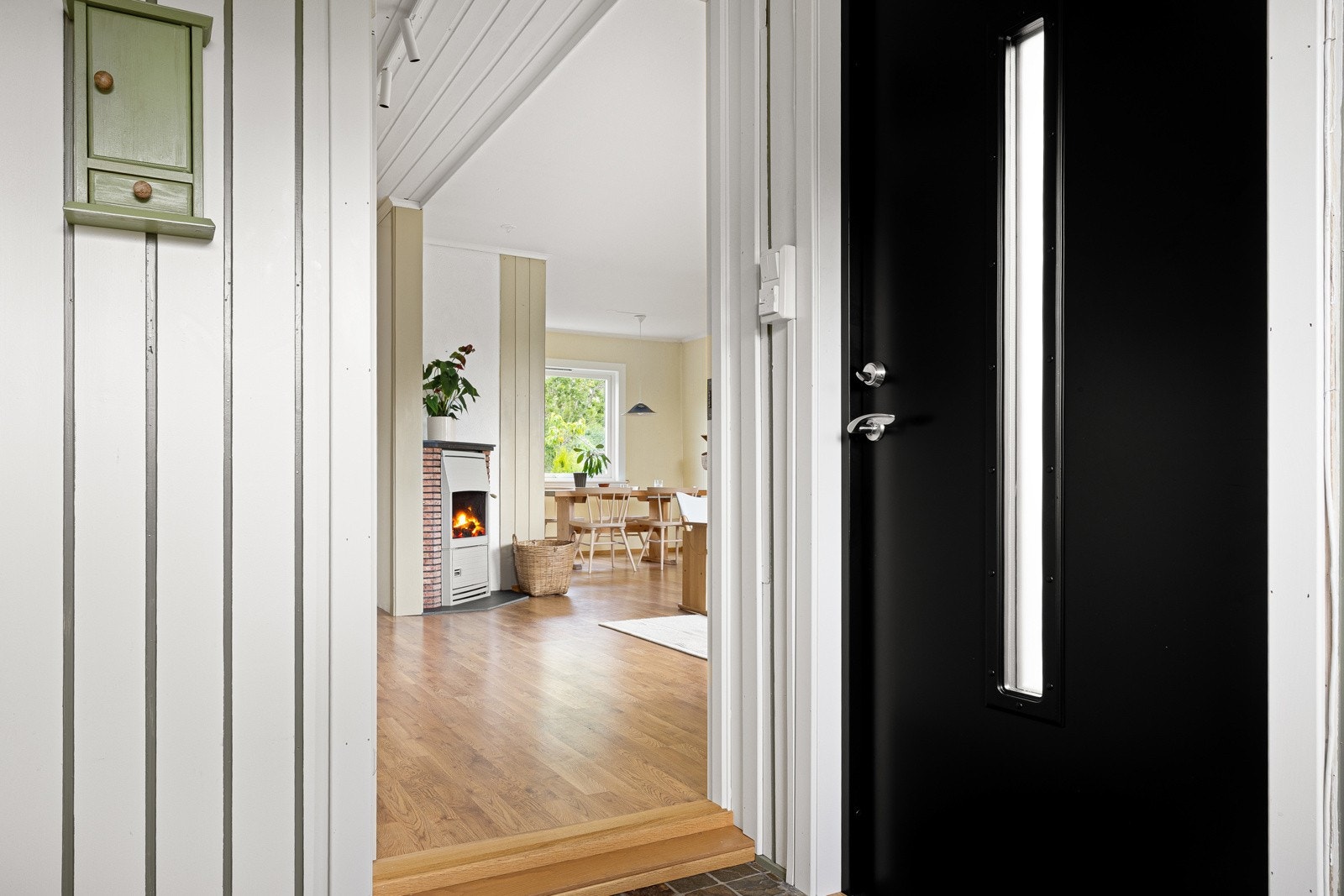 Boligen ønsker velkommen med en romslig entré med varmekabler i gulvet. Galleribilde