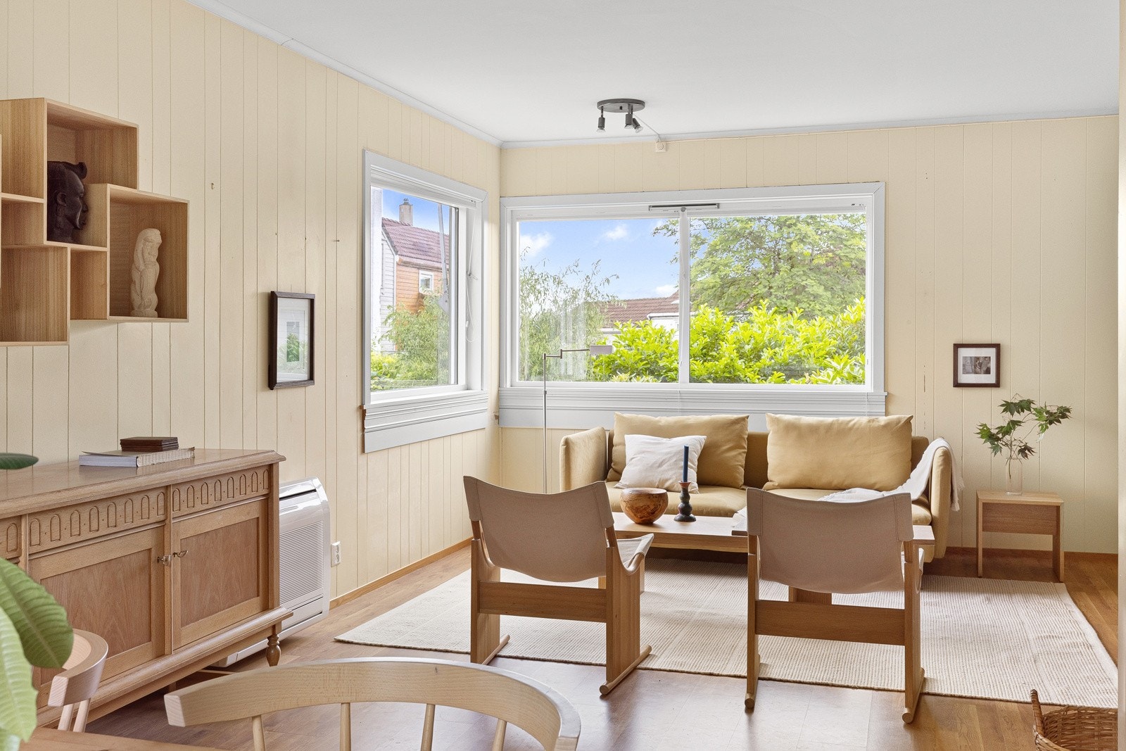 Gulv i laminat og lyse vegger gjør rommet lett å innrede etter egen stil. Galleribilde