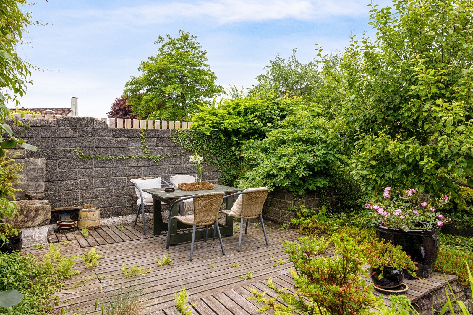 Uteområdet legger til rette for hyggelige sammenkomster med både familie og venner - perfekt for alt fra avslappende grillkvelder til feiringer i godt selskap Galleribilde