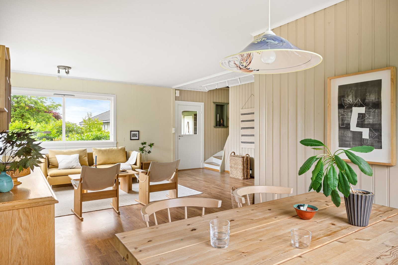 Her er det god plass til både sofagruppe og spisebord. Galleribilde