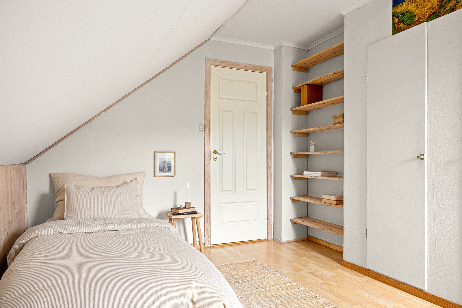 Også her kan innredes med dobbeltseng, nattbord og ønsket garderobeløsning. Galleribilde