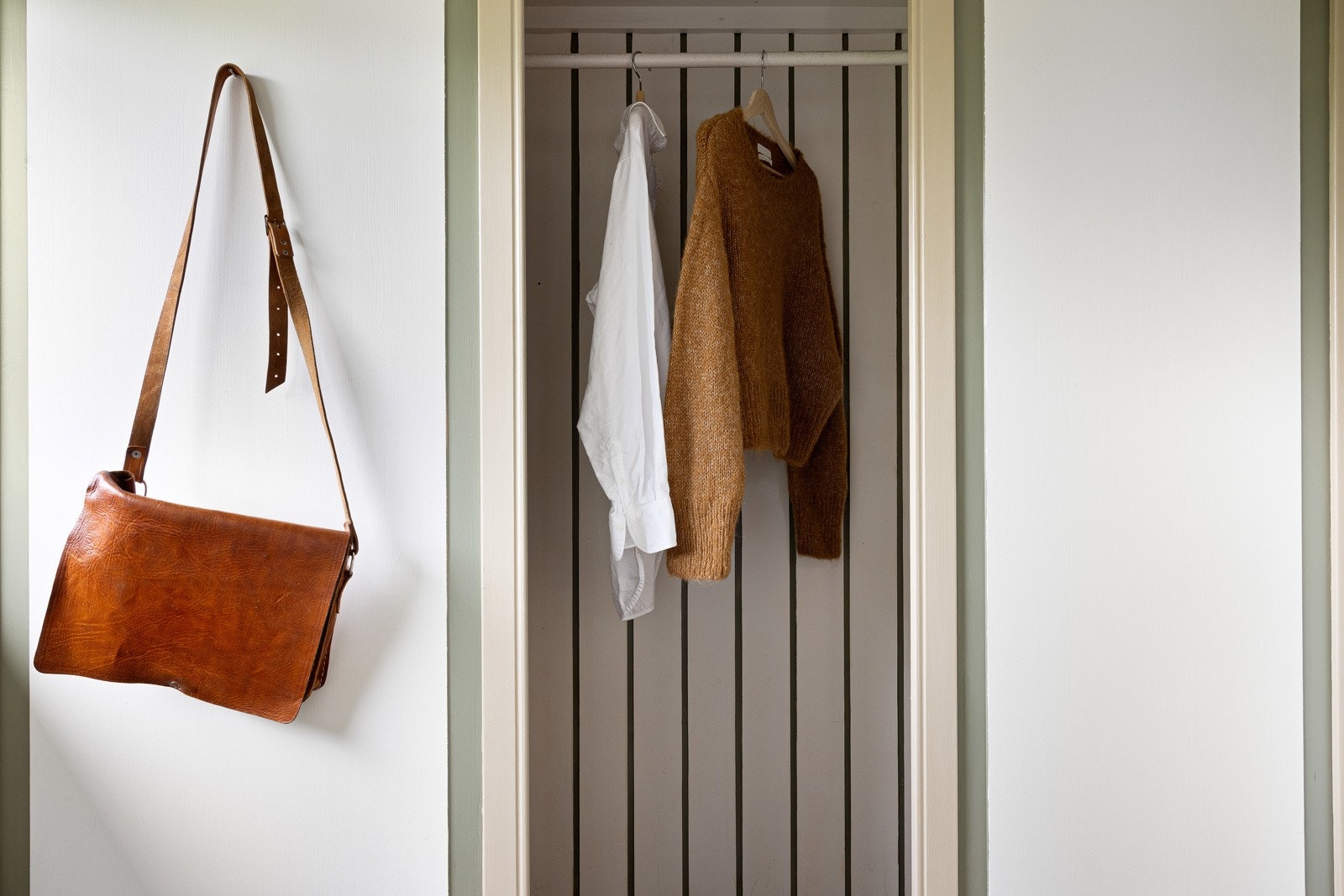 Lyse overflater og praktisk laminatgulv gir et trivelig førsteinntrykk, med god plass til både garderobe og oppbevaring. Galleribilde