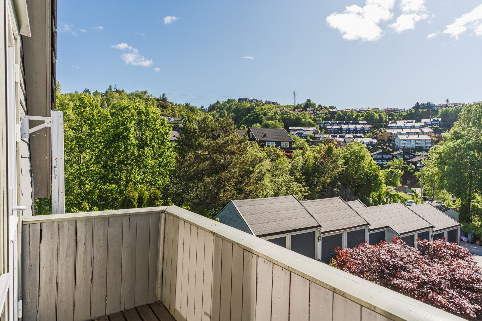 Boligen har en attraktiv beliggenhet i et veletablert og barnevennlig nabolag på Nesttun. Galleribilde