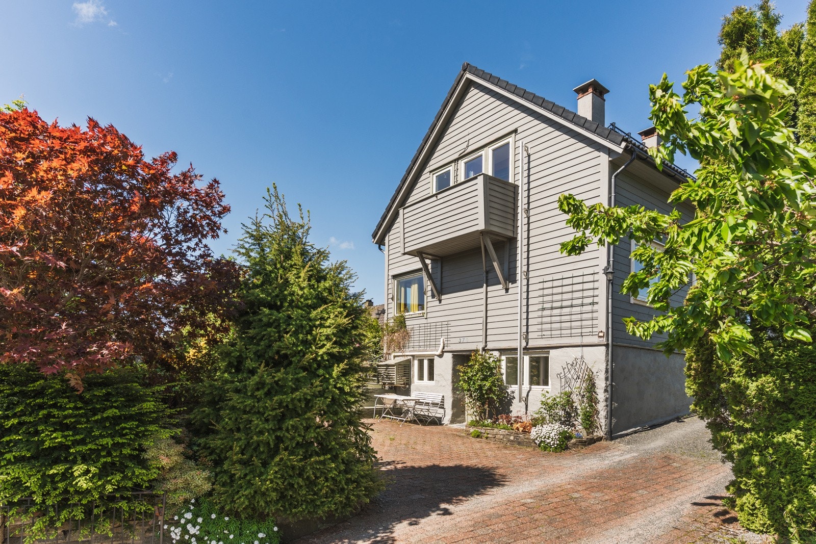 Dette er en familievennlig vertikaldelt tomannsbolig med god planløsning og romslige oppholdsrom. Boligen har en attraktiv beliggenhet i et veletablert og barnevennlig område. Galleribilde