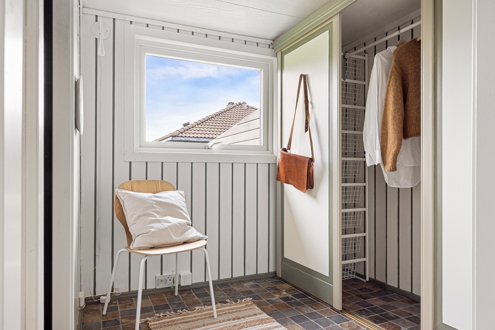 Lyse overflater og praktisk laminatgulv gir et trivelig førsteinntrykk, med god plass til både garderobe og oppbevaring. Galleribilde