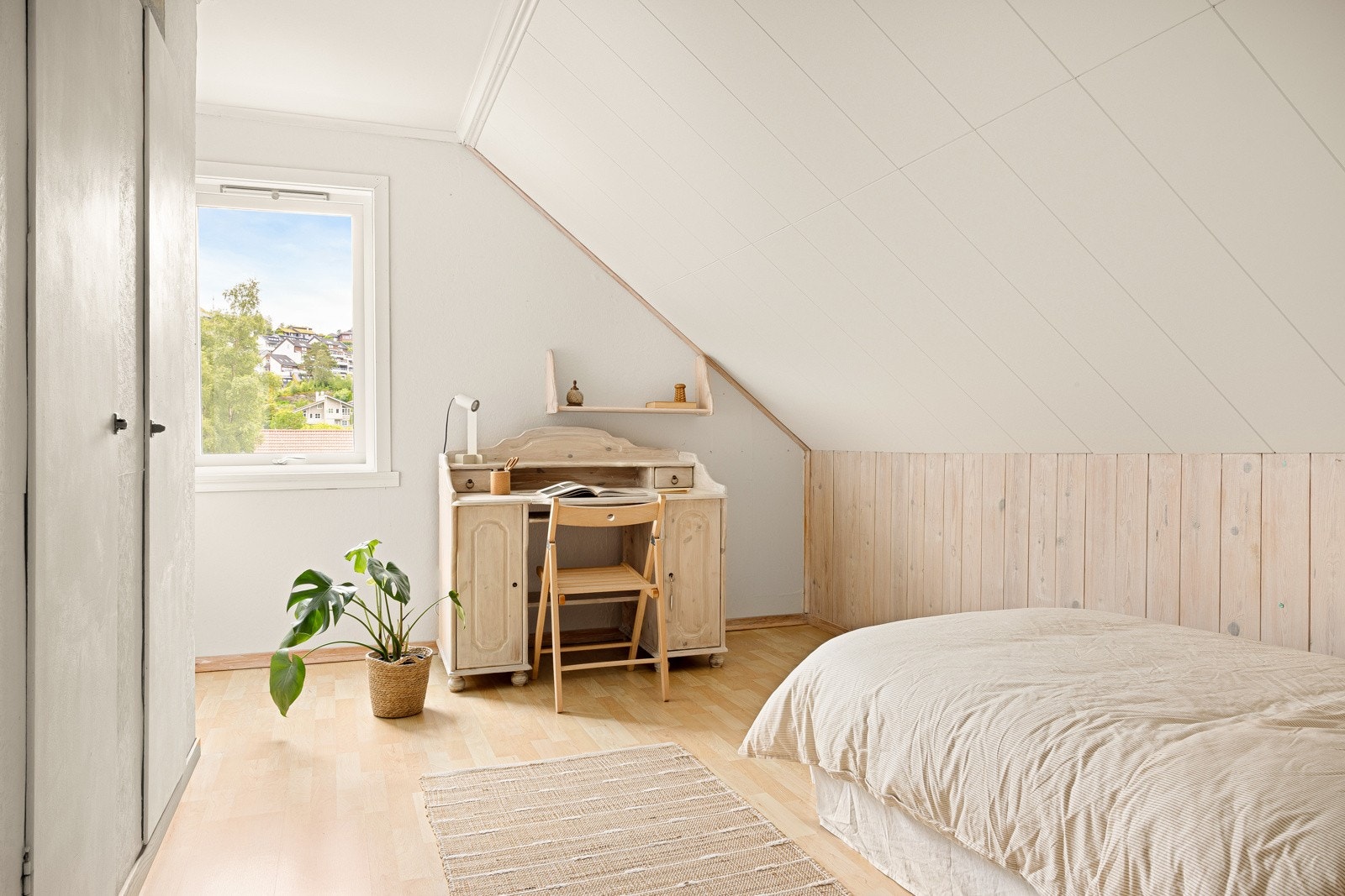 Boligens andre soverom måler 10,2 kvm og har laminatgulv og lyse veggflater. Galleribilde