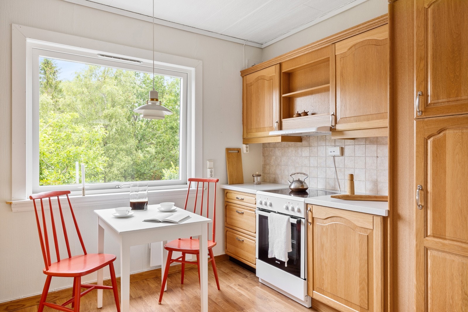 Praktisk innredet med god skap- og benkeplass, som er perfekt for den matglade! Galleribilde