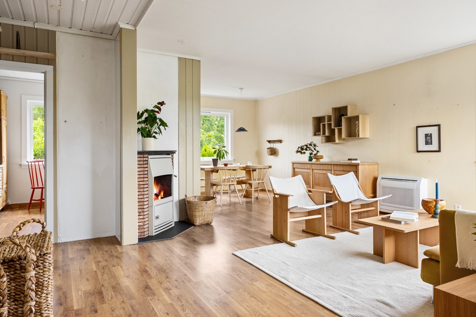 Stuen har en peisovn som gir lun varme og hyggelig atmosfære. Dette er virkelig et samlinspunkt for hele familien! Galleribilde