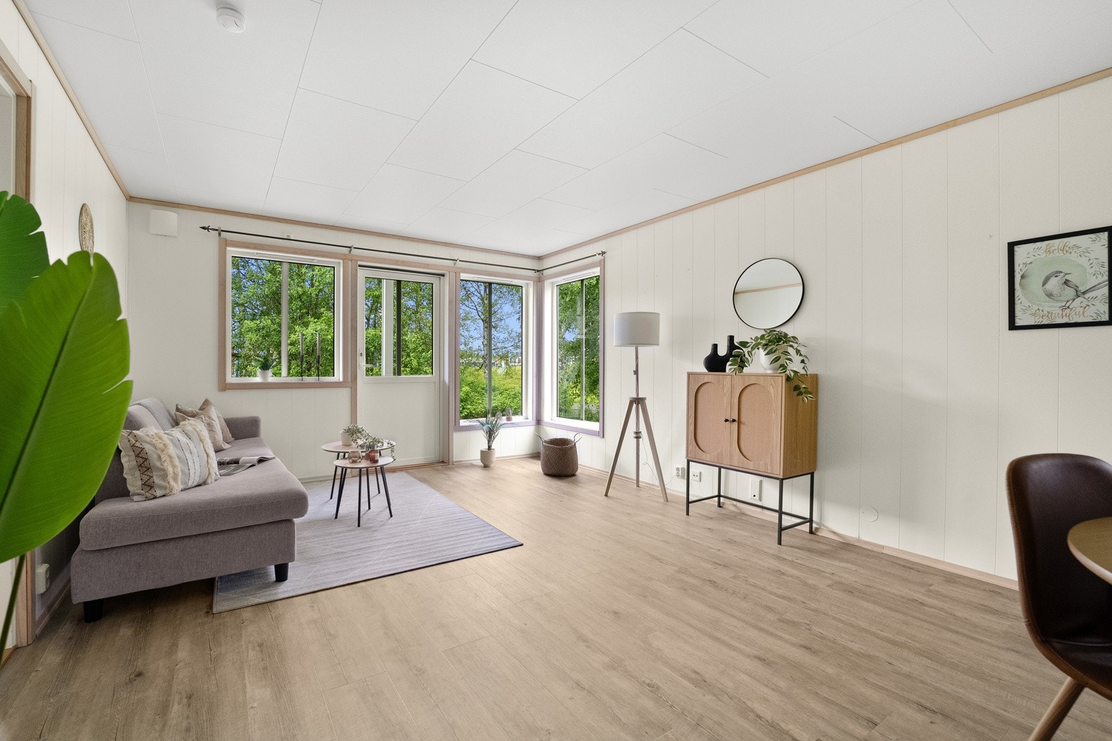 Slitesterkt laminatgulv er gjennomgående for øvrige oppholdsrom i leiligheten Galleribilde