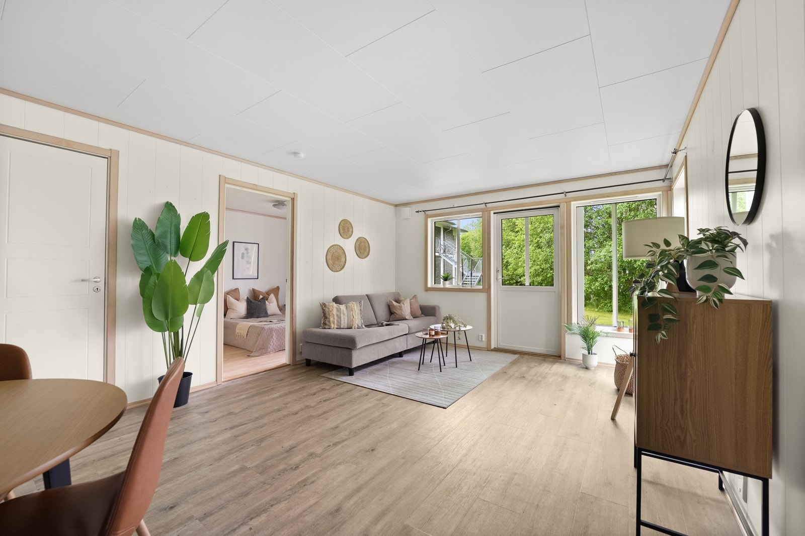 Leiligheten har en flott hjørneplanløsning, som sørger for at man får rikelig med lysinnslipp fra flere vinduer. Varmekabler i gulv i stue og kjøkken. Galleribilde