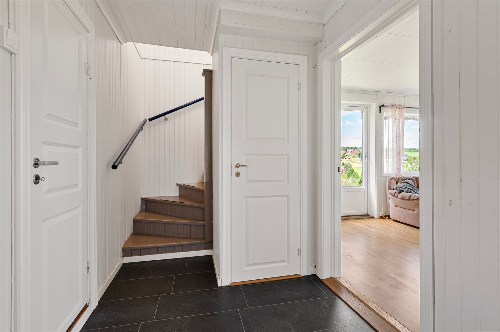 Mellomgang med trappegang til 2.etasje. Galleribilde