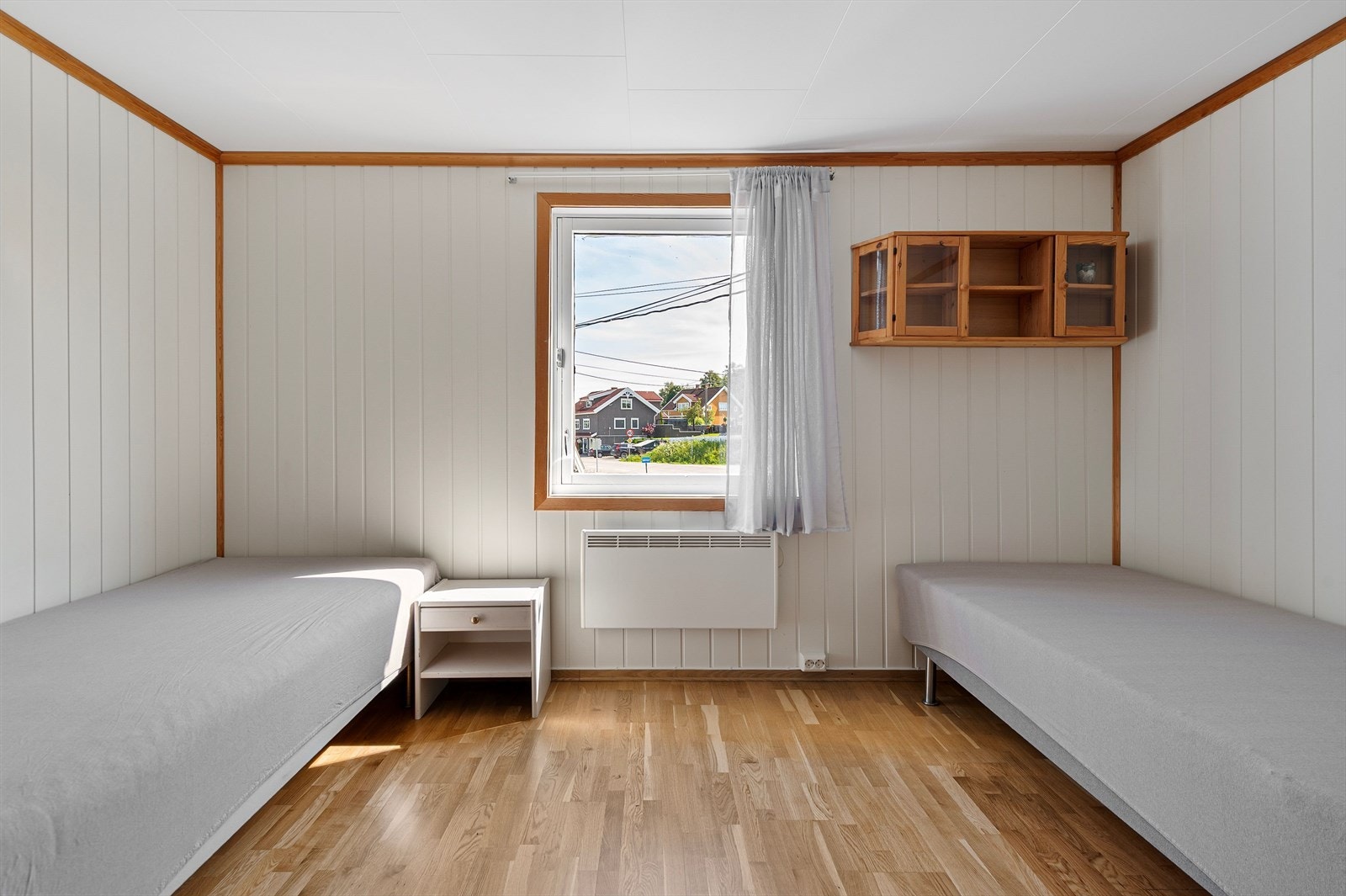 Soverommene varmes opp med panelovn. Galleribilde