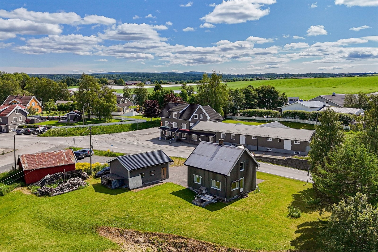 Stor solrik tomt med stort potenasiale. Galleribilde