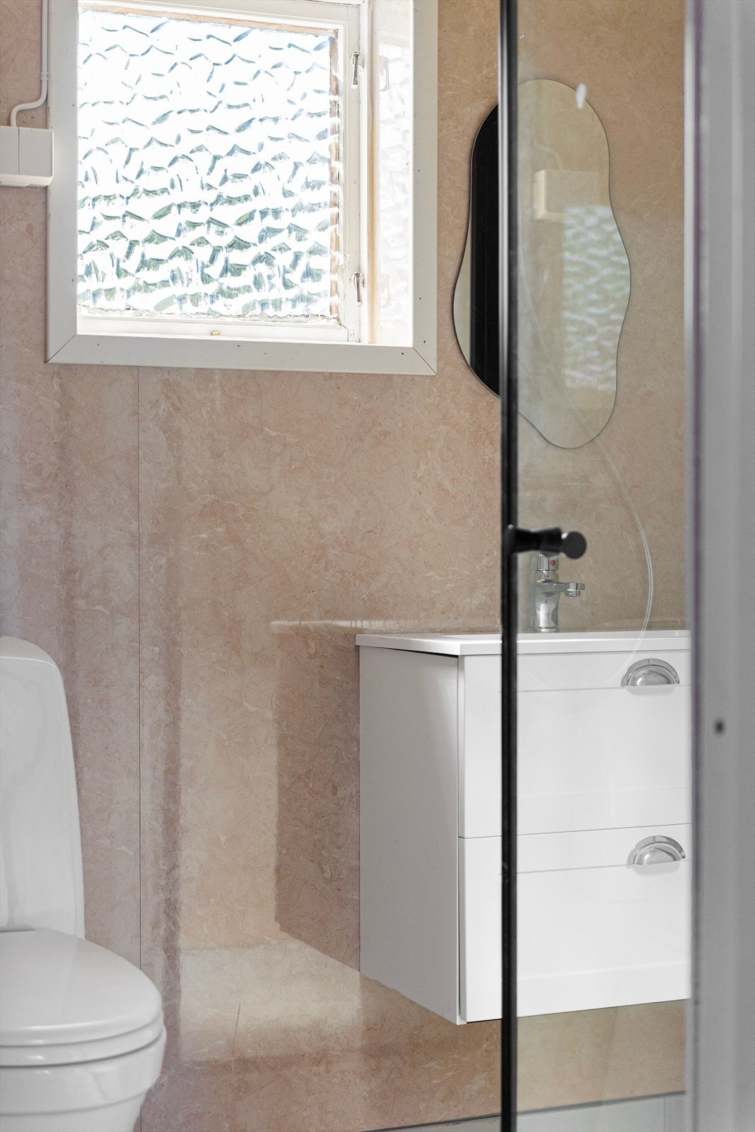 Det er innredning, dusjhjørne og toalett. Galleribilde