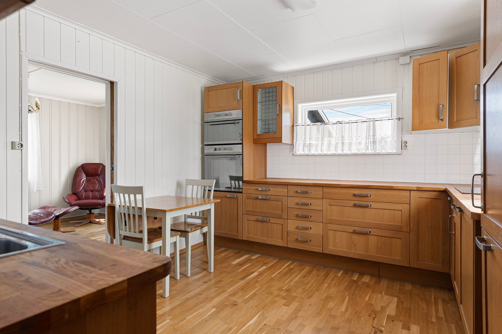 Det er plass til lite og koselig kjøkkenbord med tilhørende stoler. Galleribilde