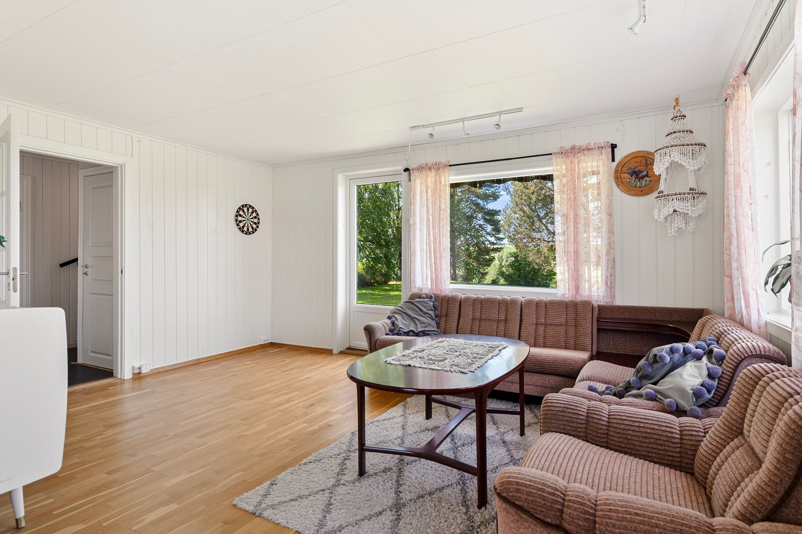 Fra stuen er det utgang til hage via terrassedør. Galleribilde