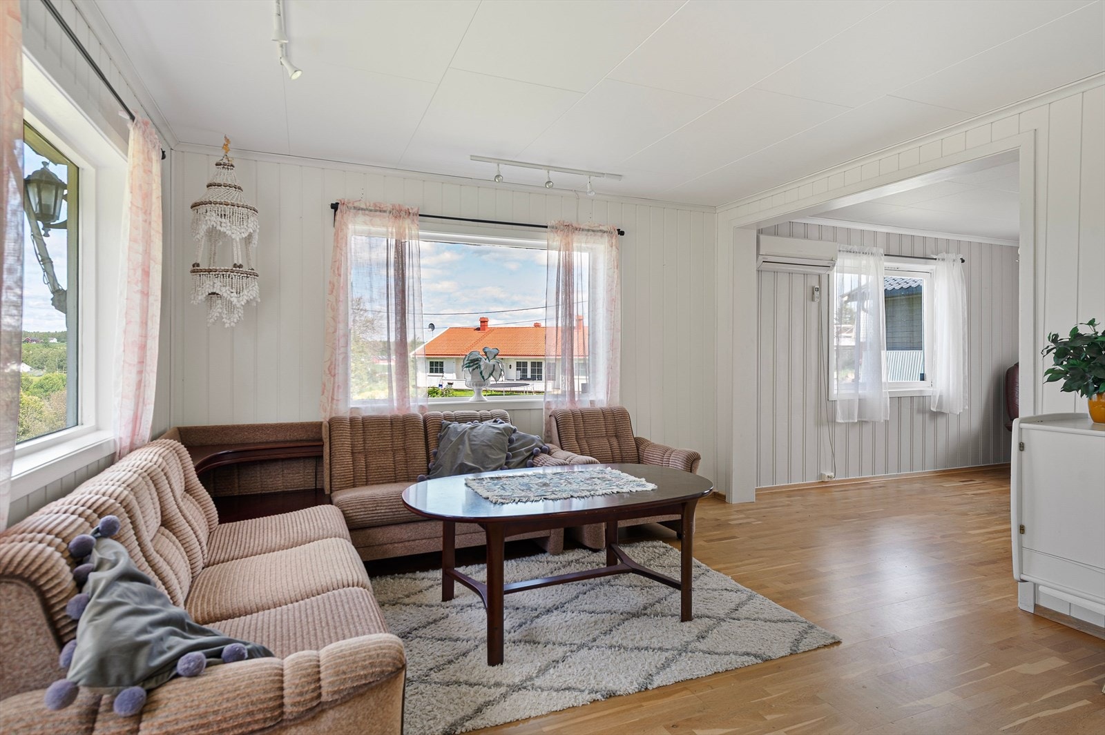 Koselig stor og lys stuedel i vinkel med gode møbleringsmuligheter. Galleribilde