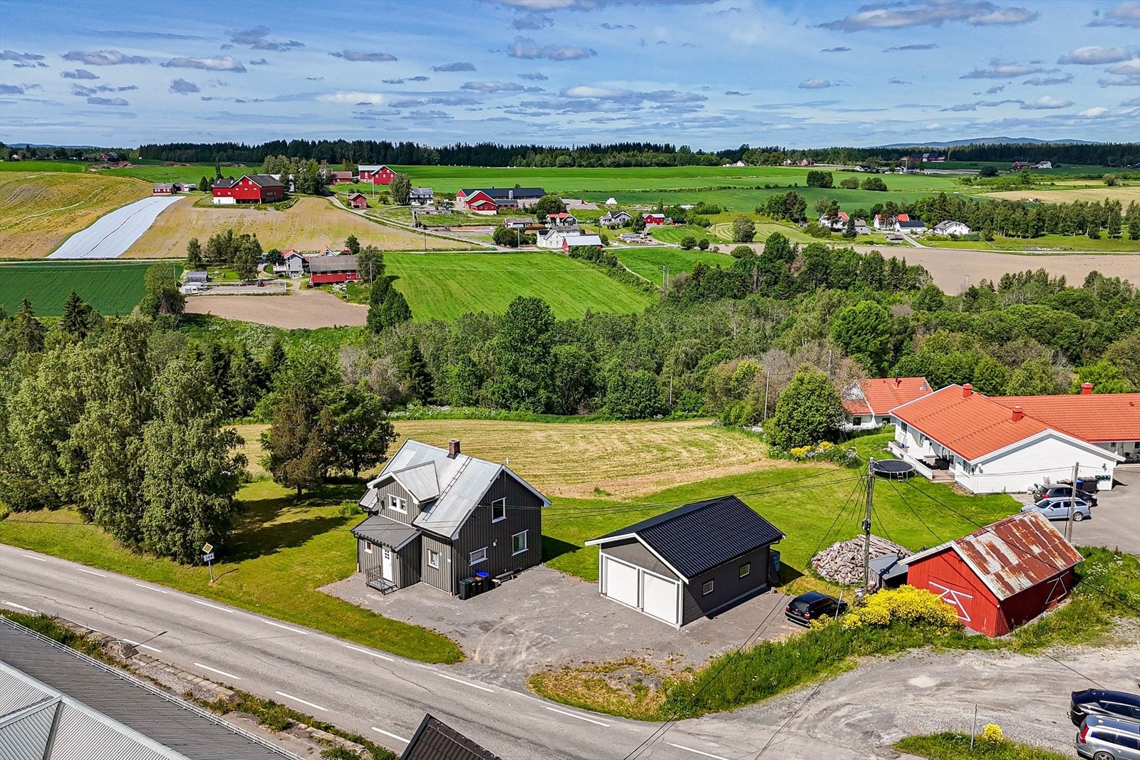 Gruset gårdsplass og nyere dobbel garasje fra 2023. Galleribilde