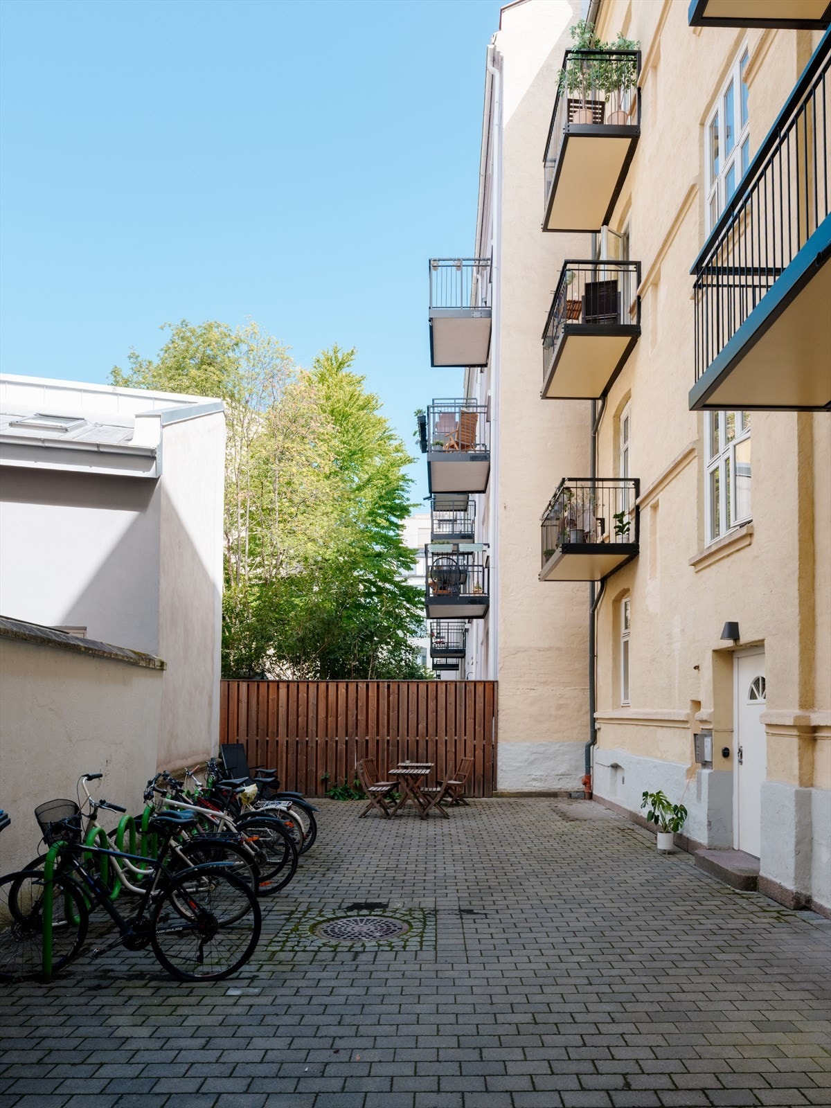 Trivelig og skjermet bakgård Galleribilde