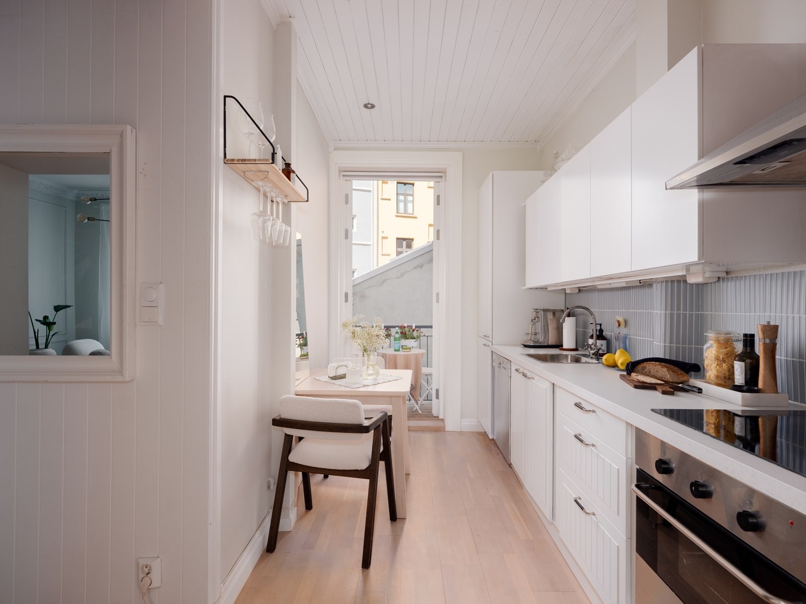 Ny benkeplate, vaskekum, armatur, fliser og delvis nye fronter Galleribilde