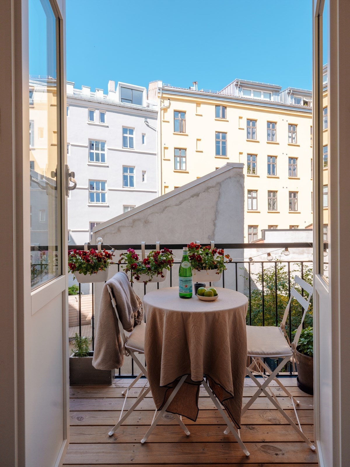 Fra kjøkkenet er det utgang til en solrik og vestvendt balkong på ca. 2,5 kvm Galleribilde