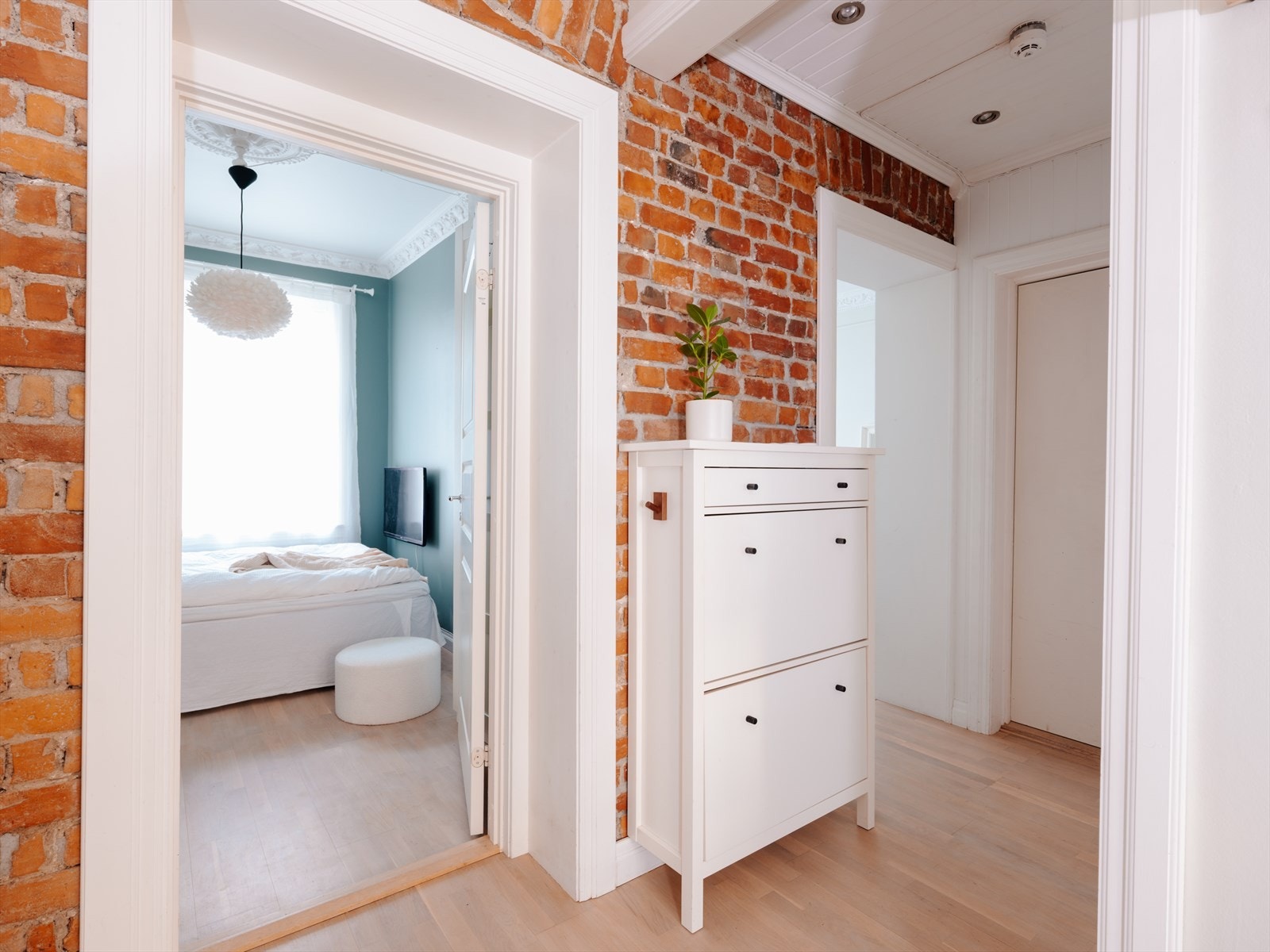 Entréen er romslig og praktisk utformet, med god plass til oppbevaring av yttertøy og sko Galleribilde