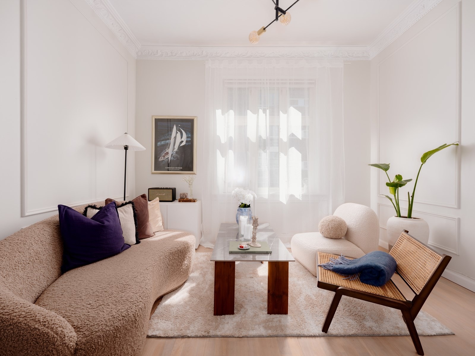 Lys stue med praktisk planløsning som gir fine møbleringsmuligheter Galleribilde