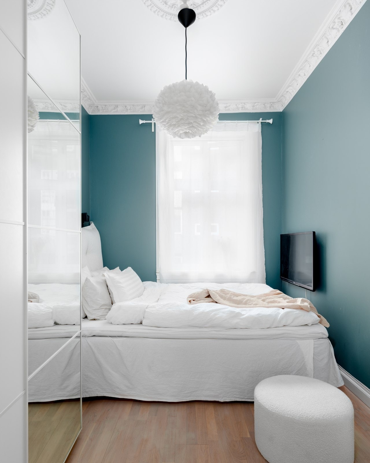 Soverommet har god plass til dobbeltseng, nattbord og garderobe Galleribilde