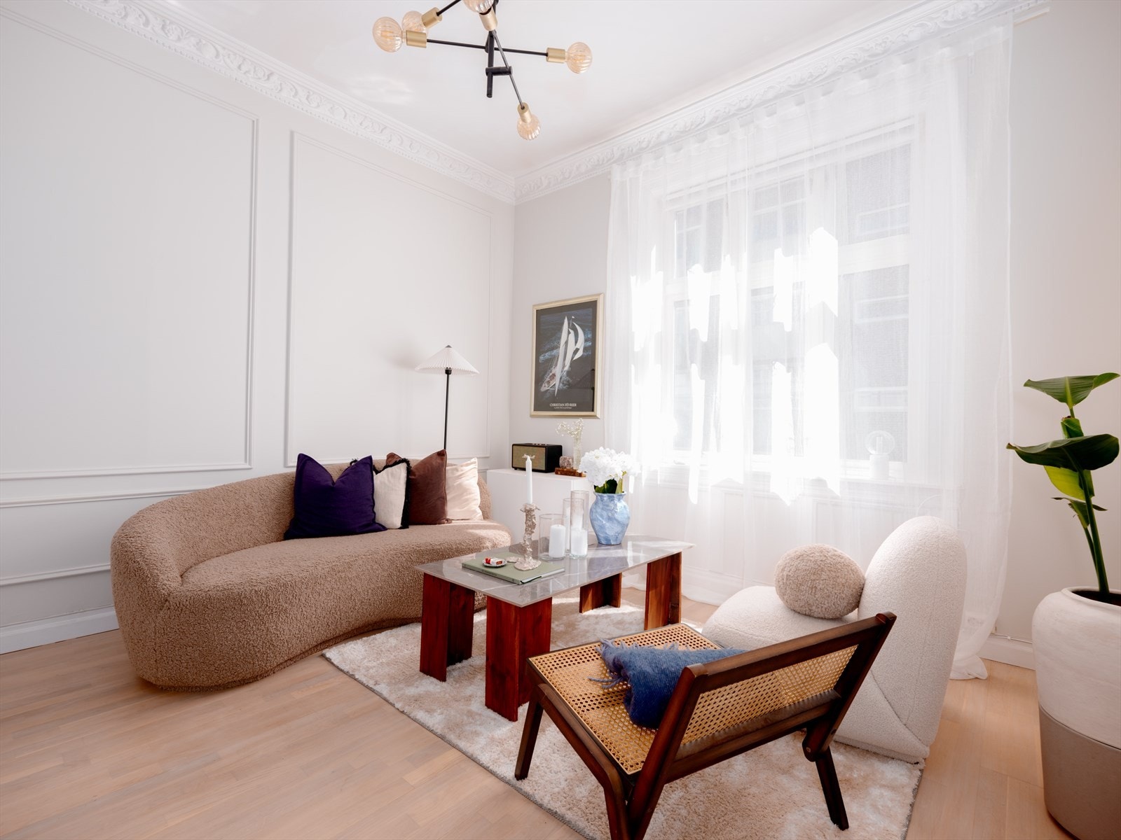 Rommet preges av klassiske detaljer som stukkatur og en dekorativ takrosett Galleribilde