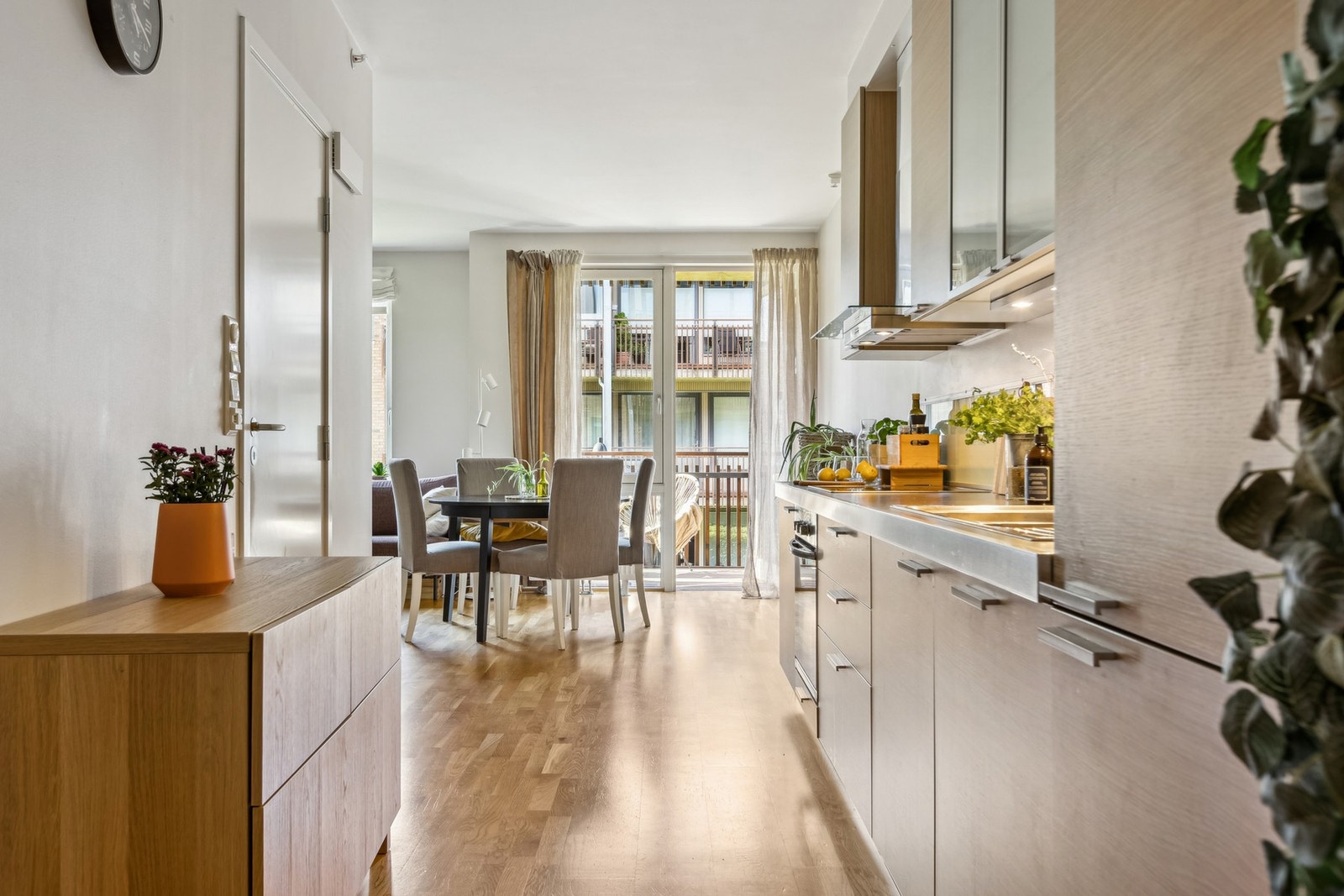 Kjøkkenet er utstyrt med integrerte hvitevarer som t stekeovn, platetopp, oppvaskmaskin og kjøleskap med fryser. Galleribilde