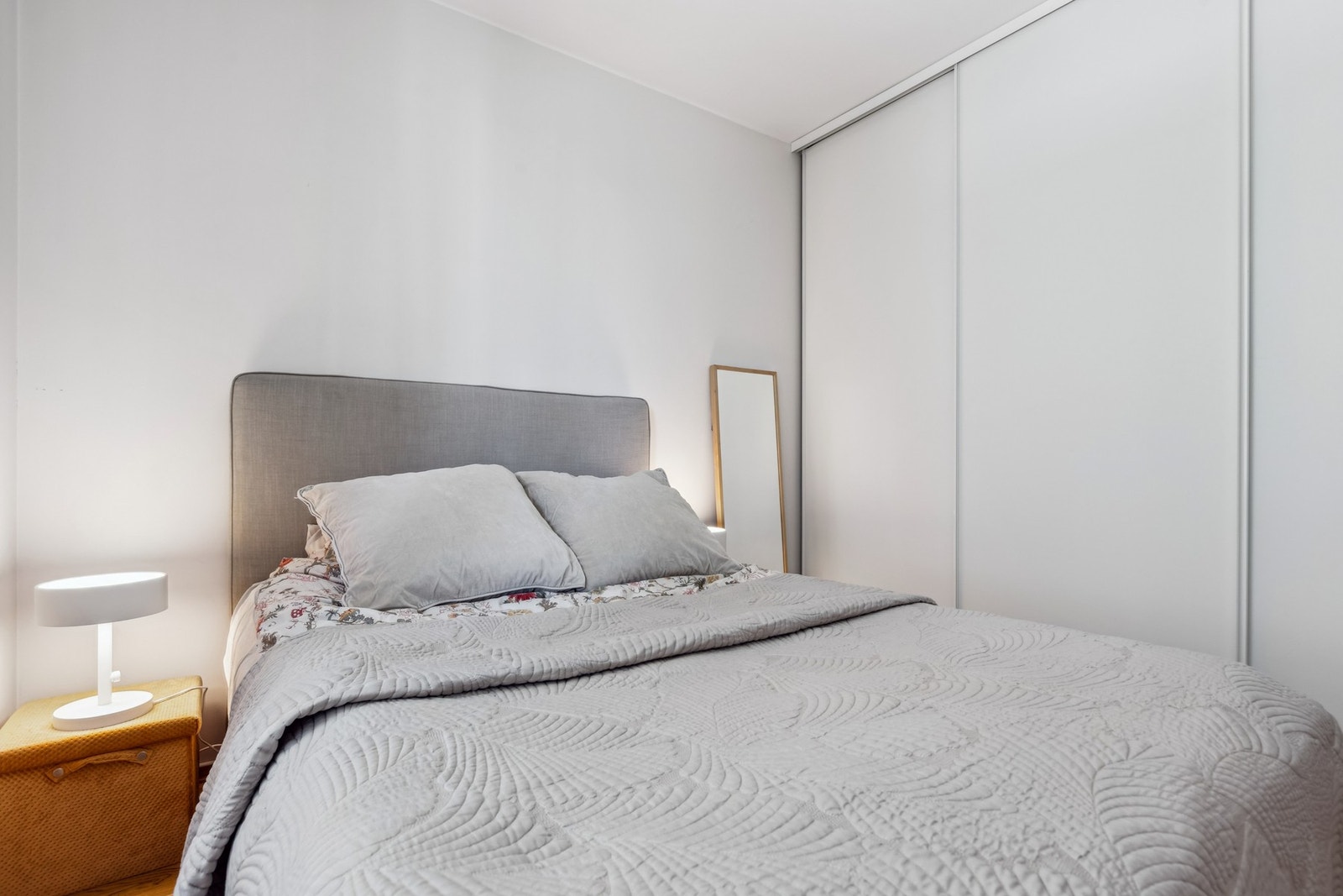 Soverommet er utstyrt med innebygd skyvedørsgarderobe. Galleribilde